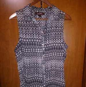 Sleeveless black n white designed sheer shirt. S-M